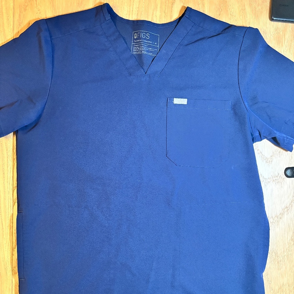 FIGS Men’s Navy Chisec Three Pocket Scrub Top